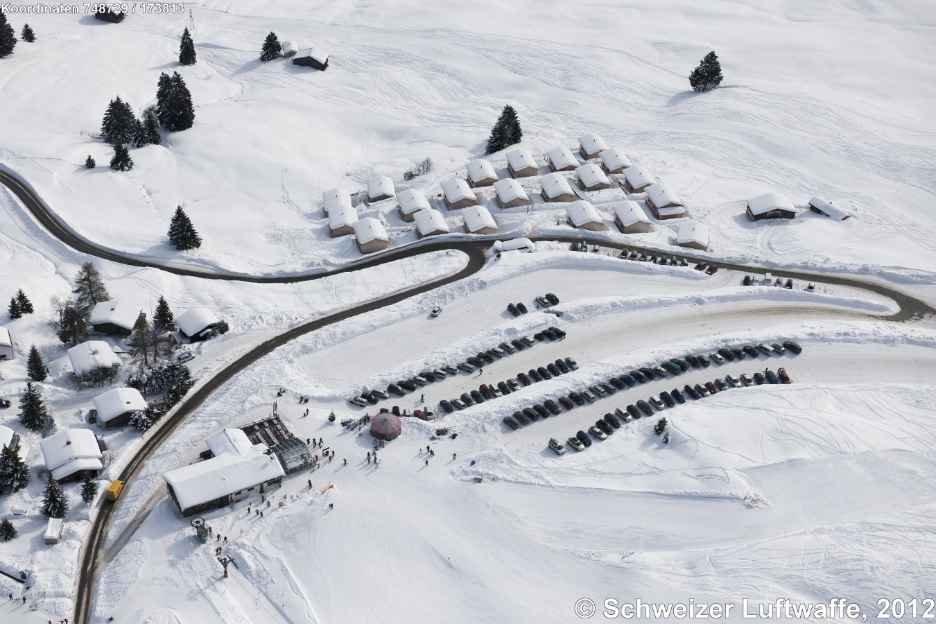 Ferien-Siedlung Aclas mit (neu) 26 allein stehenden 3,5-Zimmer-Häusern südlich des Dorfes Ober-Urmein auf dem Heinzenberg, Position 2'749'017.77, 1'173'558.74. Die Feriensiedlung wurde 2008 eröffnet, und bereits im darauffolgenden Jahr erzielte das Ressort eine Auslastung von 65% im Winter und 60% im Sommer mit total 13'000 Übernachtungen.